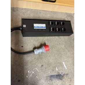 Stageboks 19'' 3U - 32A 3-fase input - 3x 16A Sikringer - Output: 3x Dobbel shuko 