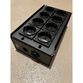 Stageboks halv - Input: 1x True1. Output: 8x schuko, 3x true1