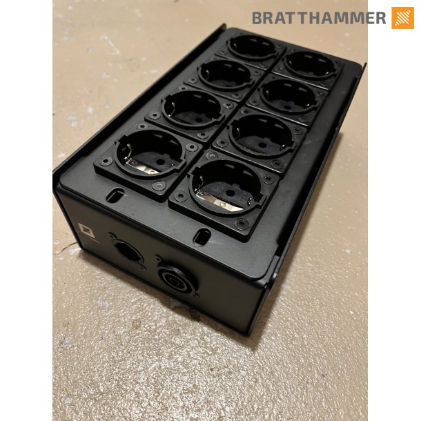 Stageboks halv - Input: 1x True1. Output: 8x schuko, 3x true1