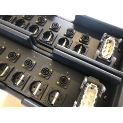 PDU 3U 32A 230/400V 6-kurser: 6x singel schuko, 6x true1, 1x true1 i front