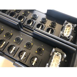 PDU 3U 32A 230/400V 6-kurser: 6x singel schuko, 6x true1, 1x true1 i front